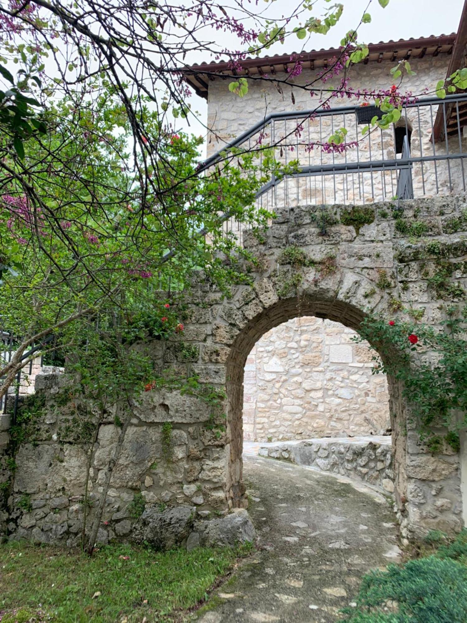 ホテル Abbazia Ss. Quirico E Giulitta Micigliano エクステリア 写真
